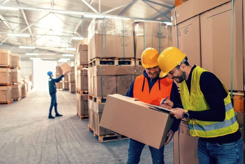 Twee mannen in een warehouse