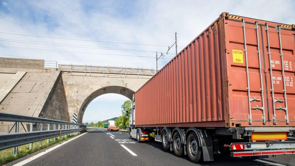 Vrachtwagen met container op snelweg